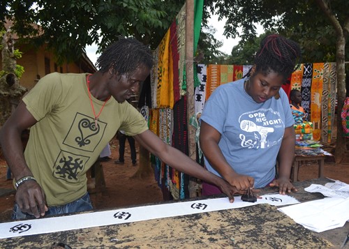 SU student Amanda Ampofo-Williams (right) makes cloth.  